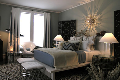 ニューヨークにある中くらいなコンテンポラリースタイルのおしゃれな主寝室 (緑の壁、カーペット敷き、暖炉なし、照明)