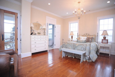 Foto de dormitorio principal campestre grande con paredes blancas y suelo de madera en tonos medios