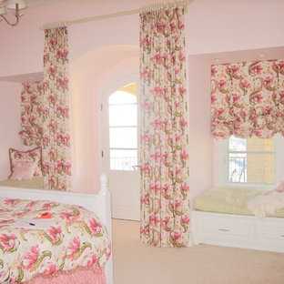 Foto de dormitorio clásico, de tamaño medio, con paredes rosas y suelo rosa
