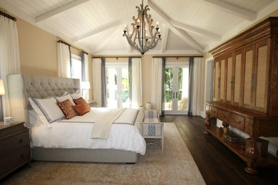 Ejemplo de dormitorio principal contemporáneo de tamaño medio con paredes beige, suelo de madera oscura y suelo marrón