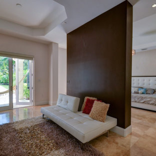 Ejemplo de dormitorio principal, tropical, con paredes beige, suelo de mármol y suelo beige