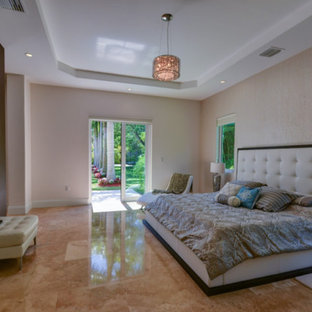 Imagen de dormitorio principal, exótico, con paredes beige, suelo de mármol y suelo beige