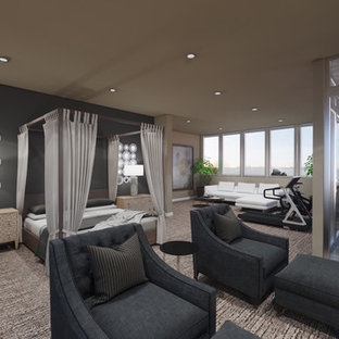 Modelo de dormitorio principal, contemporáneo, extra grande, con paredes grises, moqueta, chimenea de esquina y marco de chimenea de baldosas y/o azulejos