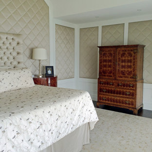 Foto de dormitorio principal, bohemio, grande, con paredes beige, suelo de madera oscura, chimenea de doble cara y marco de chimenea de madera