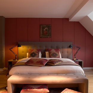 Ispirazione per una camera da letto boho chic con pareti rosse, parquet chiaro, nessun camino e pavimento beige