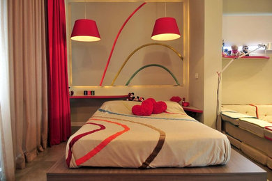 Foto de dormitorio tipo loft moderno grande sin chimenea con paredes beige y suelo de baldosas de cerámica