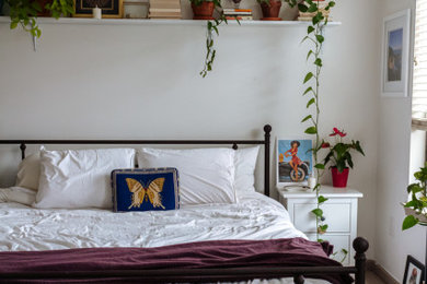 Ejemplo de dormitorio principal ecléctico pequeño sin chimenea con paredes blancas, moqueta y suelo beige