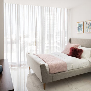Imagen de habitación de invitados de tamaño medio con paredes blancas, suelo de mármol y suelo multicolor