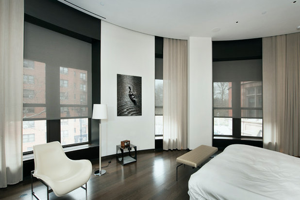 モダン 寝室 by New York Window Fashion