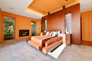 サンフランシスコにある広いコンテンポラリースタイルのおしゃれな主寝室 (カーペット敷き、横長型暖炉、木材の暖炉まわり) のレイアウト