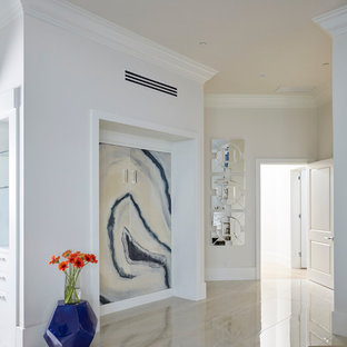 Réalisation d'une chambre d'amis design de taille moyenne avec un sol en marbre, un mur blanc, aucune cheminée et un sol blanc.