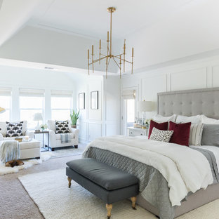 Foto de dormitorio principal, tradicional renovado, con paredes blancas, moqueta y suelo beige