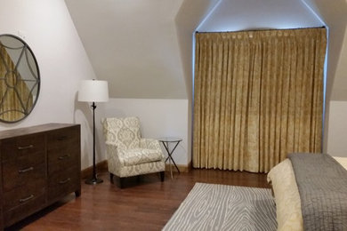 他の地域にある巨大なトランジショナルスタイルのおしゃれな客用寝室 (白い壁、淡色無垢フローリング、暖炉なし) のレイアウト