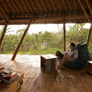 Diseño de dormitorio exótico con suelo de bambú