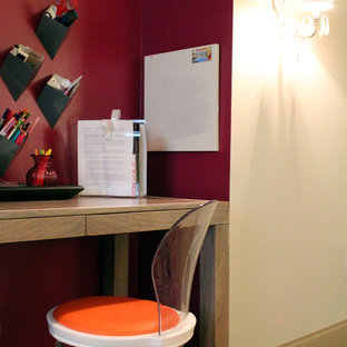 Diseño de dormitorio contemporáneo, pequeño, con paredes grises y moqueta