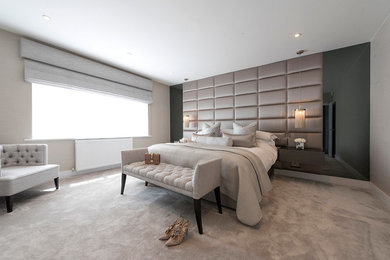 ハートフォードシャーにあるトランジショナルスタイルのおしゃれな寝室 (ベージュの壁、カーペット敷き、ベージュの床) のレイアウト