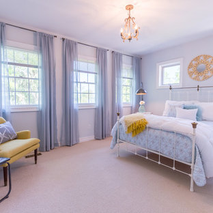 Foto de dormitorio actual, de tamaño medio, con paredes azules y suelo azul