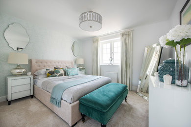 Modelo de dormitorio clásico renovado de tamaño medio con paredes blancas, moqueta y suelo beige
