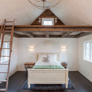 Idee per una camera da letto country di medie dimensioni con pareti bianche e parquet scuro