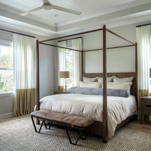 Modernes Schlafzimmer mit grauer Wandfarbe, braunem Holzboden, braunem Boden, Holzdielendecke und eingelassener Decke in Tampa