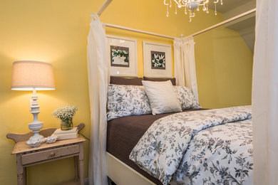 Свежая идея для дизайна: гостевая спальня среднего размера, (комната для гостей) в морском стиле с желтыми стенами - отличное фото интерьера