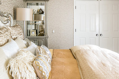 Imagen de dormitorio principal tradicional grande sin chimenea con paredes beige, suelo laminado y suelo gris