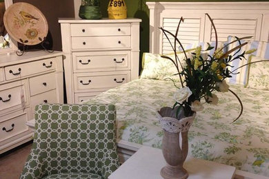 Modelo de habitación de invitados de tamaño medio con paredes verdes y moqueta