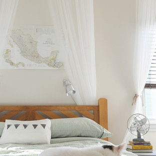 Imagen de dormitorio ecléctico con paredes beige
