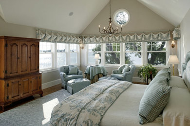 На фото: хозяйская спальня среднего размера в классическом стиле с белыми стенами, темным паркетным полом и коричневым полом без камина