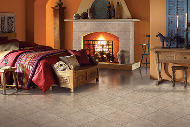 Свежая идея для дизайна: большая спальня с полом из керамической плитки - отличное фото интерьера