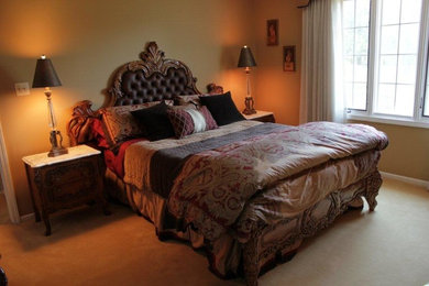 シカゴにある中くらいなヴィクトリアン調のおしゃれな客用寝室 (茶色い壁、カーペット敷き、暖炉なし、ベージュの床) のインテリア