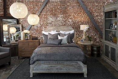 Imagen de dormitorio principal tradicional de tamaño medio sin chimenea con paredes marrones, suelo de cemento y suelo gris