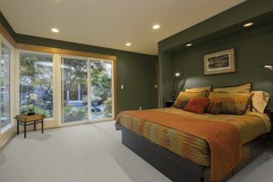 アトランタにある広いトラディショナルスタイルのおしゃれな主寝室 (緑の壁、カーペット敷き、暖炉なし、グレーの床) のインテリア