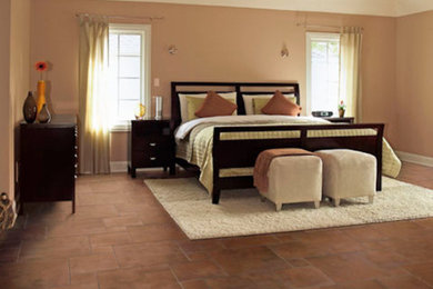 Ejemplo de dormitorio principal clásico grande sin chimenea con paredes beige, suelo de baldosas de cerámica y suelo marrón