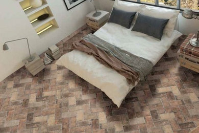 Идея дизайна: хозяйская спальня среднего размера в стиле неоклассика (современная классика) с белыми стенами, кирпичным полом и коричневым полом без камина