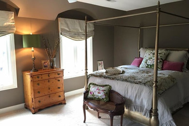 Imagen de dormitorio principal clásico de tamaño medio sin chimenea con moqueta, paredes grises y suelo beige