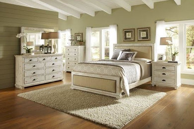 Imagen de dormitorio principal costero de tamaño medio con paredes beige, suelo de madera en tonos medios y suelo marrón