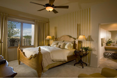 Пример оригинального дизайна: большая хозяйская спальня в стиле фьюжн с бежевыми стенами, ковровым покрытием и бежевым полом без камина