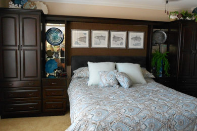Ejemplo de dormitorio principal clásico renovado grande sin chimenea con paredes beige, moqueta y suelo beige