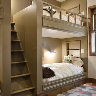 Foto de habitación de invitados clásica, de tamaño medio, sin chimenea, con paredes marrones y moqueta