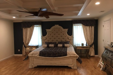 Foto de dormitorio tradicional de tamaño medio con paredes grises, suelo de madera en tonos medios y suelo marrón