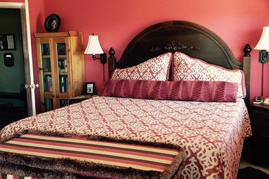 他の地域にある中くらいなトランジショナルスタイルのおしゃれな主寝室 (ピンクの壁、カーペット敷き、ベージュの床) のインテリア
