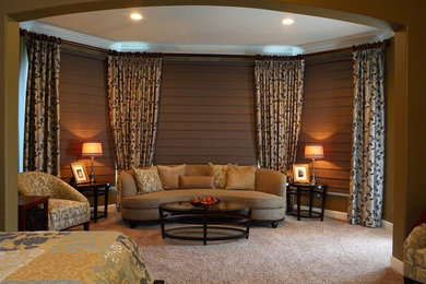 ヒューストンにある巨大な地中海スタイルのおしゃれな主寝室 (茶色い壁、カーペット敷き、暖炉なし、ベージュの床) のレイアウト