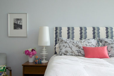 トロントにある中くらいなトランジショナルスタイルのおしゃれな客用寝室 (青い壁、暖炉なし)