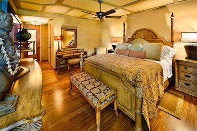 Ejemplo de dormitorio principal tropical grande con paredes blancas y suelo de madera en tonos medios