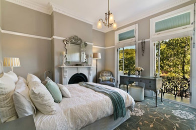 Ejemplo de dormitorio clásico con paredes grises, todas las chimeneas y marco de chimenea de madera
