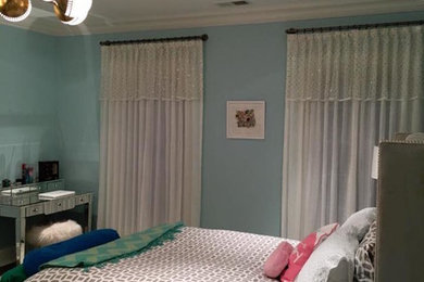 Diseño de dormitorio clásico renovado de tamaño medio sin chimenea con paredes azules, moqueta y suelo beige