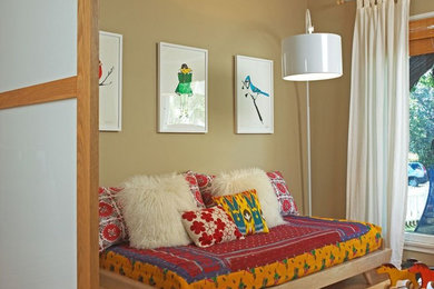 Imagen de habitación de invitados ecléctica de tamaño medio con paredes beige y suelo de madera clara