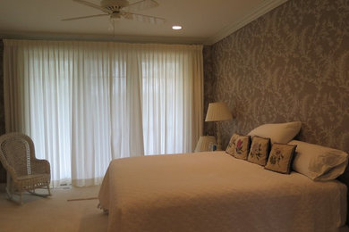 Ejemplo de habitación de invitados tradicional de tamaño medio sin chimenea con paredes marrones y moqueta