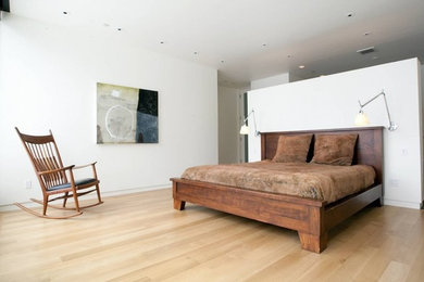 サクラメントにある中くらいなコンテンポラリースタイルのおしゃれな主寝室 (白い壁、淡色無垢フローリング、暖炉なし、ベージュの床) のインテリア